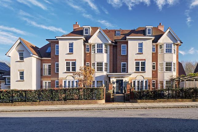 Luxury 5 Bedroom House in Holders Hill London – Comfort and Modern Living